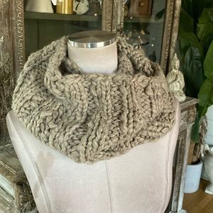 AMERICAN EAGLE HEAVY KNIT GRAY SCARF NEW ONE SIZE